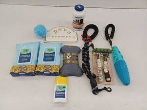 lot 14969 image: Miscellaneous Pet Lot