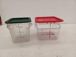 lot 15129 image: Commercial Food Storage Containers with Lids 6 Quart & 4 Quart