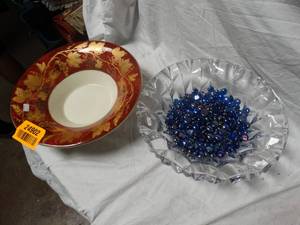 lot 24902 image: 2 Decorative Bowls
