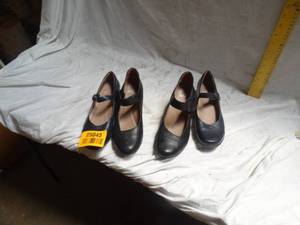 lot 25045 image: 2 pairs of Dansko non slip shoes - size 39.