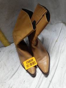 lot 25049 image: Made in Italy - size 38 zip up boots.
