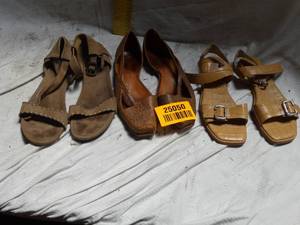 lot 25050 image: 3 pairs of woman sandals.