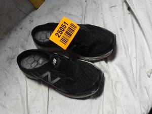 lot 25051 image: Size 7.5 new balance shoe  slip