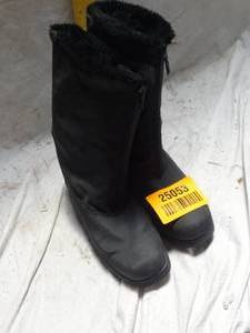 lot 25053 image: Totes 8W snow  Winter Boots.
