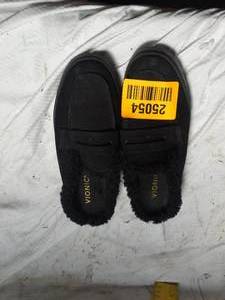 lot 25054 image: Vionic size 7 slippers.