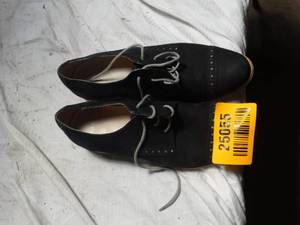 lot 25055 image: 7 12B Cole Haan womans shoe.