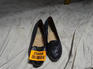 lot 25058 image: Ugg Australia - slip on shoes.