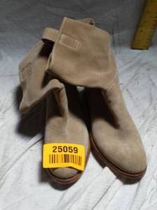 lot 25059 image: Alberto Fermani size 36 12 boots.