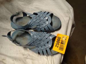 lot 25060 image: 8.5M Mushrooms shoes.