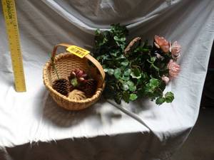 lot 25069 image: Lot of 2 decor baskets with small decor flowers.