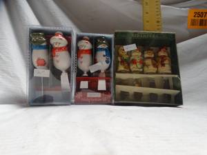 lot 25078 image: Lot of new Christmas spreaders sets.