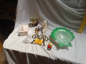 lot 25082 image: Lot of Christmas decorations