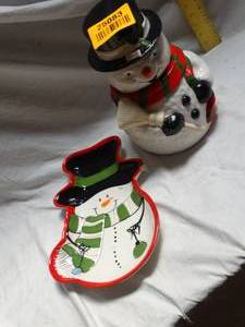 lot 25083 image: Snowman cookie jar with serving dish.