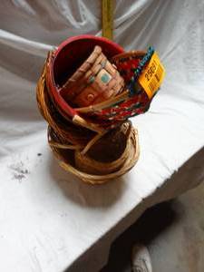 lot 25091 image: Lot of several weaved baskets with handles.