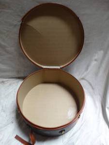 lot 25024 image: Vintage Luggage Hat Box Bag