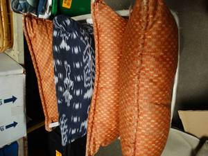 lot 25040 image: Lot of decorative pillows.