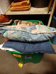lot 25041 image: Lot of decorative pillows.