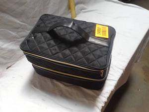lot 24950 image: NEW - Womans Nail Organizer Bag.