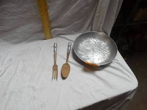 lot 24958 image: Everlast Forged Aluminum Bowl With Utensils.