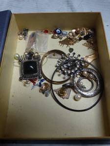 lot 24971 image: Misc earrings, pins, bracelets and pendants