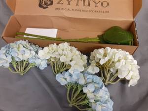 lot 822 image: Fake Flowers - Retail $0