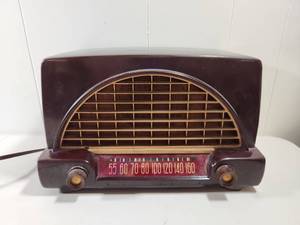lot 97 image: Philco Transitone Table Radio Bakelite Case