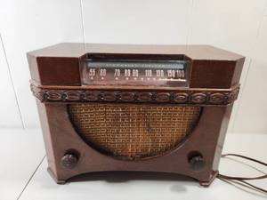 lot 98 image: Stromberg-Carlson Wooden Table Radio