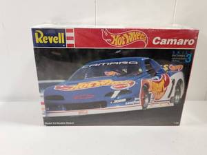 lot 103 image: Revell Hot Wheels Camaro 125 Scale Model Kit