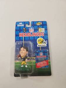 lot 118 image: Brett Favre Green Bay Packers NFL Headliners Figure