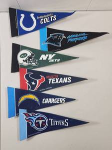 lot 124 image: NFL Team Pennant Collection Set