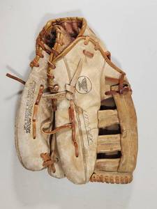 lot 128 image: Mizuno Lite-Flex Professional Model Baseball Glove