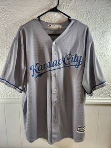 lot 129 image: Kansas City Royals Eric Hosmer #35 Gray Road Baseball Jersey Size 2XL