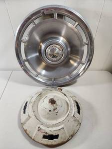 lot 181 image: Chevrolet Motor Division Hubcaps