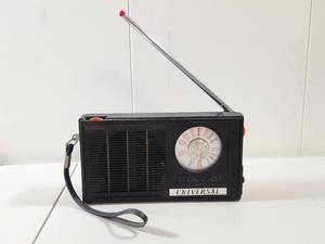 lot 199 image: Universal FMAM Transistor Radio with Telescoping Antenna