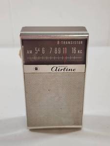 lot 200 image: Wards Airline 8-Transistor AM Portable Radio Model GEN 1177A