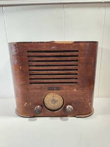 lot 202 image: Classic Tube Radio in Wood Cabinet