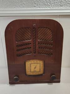 lot 203 image: 1930s Philco Tombstone Radio