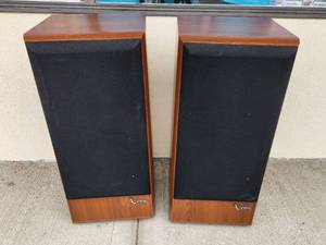 lot 211 image: Infinity Speakers Wood Grain