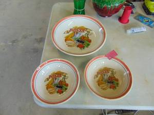 lot 3196 image: Pasta Bowls - Serving Bowl and (2) regular size - Made in Italy