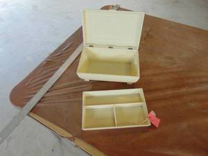 lot 3213 image: Vintage White Plastic what not box