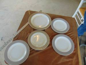 lot 3214 image: 5 Plates - Server and 4 Dinner Plates - pyrex 