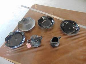 lot 3228 image: Selection of Balck China Pieces