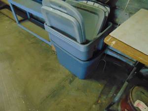 lot 3237 image: 4 Rubbermaid Tubs