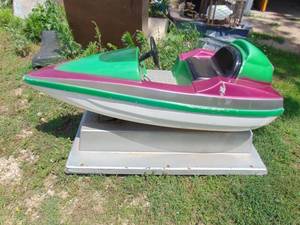 lot 1001 image: Coin operated boat kiddie ride