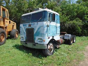 lot 1002 image: 1963 Peterbilt semi tractor