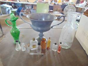 lot 3259 image: Selection of Decor - Green Bottle