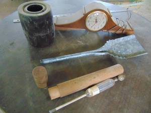 lot 3266 image: Decor Selection - Mantle Clock and More