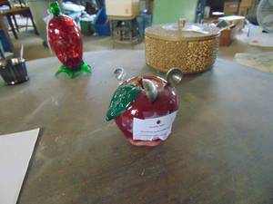 lot 3277 image: Apple Measuring Spoon Holder