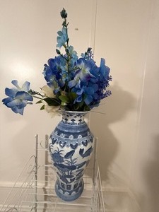 lot 18 image: Large Blue & White Chinoiserie Style Floor Vase with Floral Arrangement