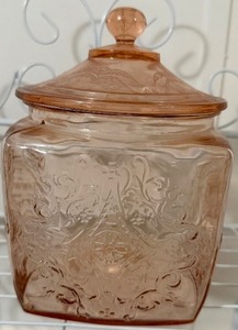 lot 31 image: Vintage 1930s Federal Glass Madrid Pink Depression Glass BiscuitCookie Jar with Lid